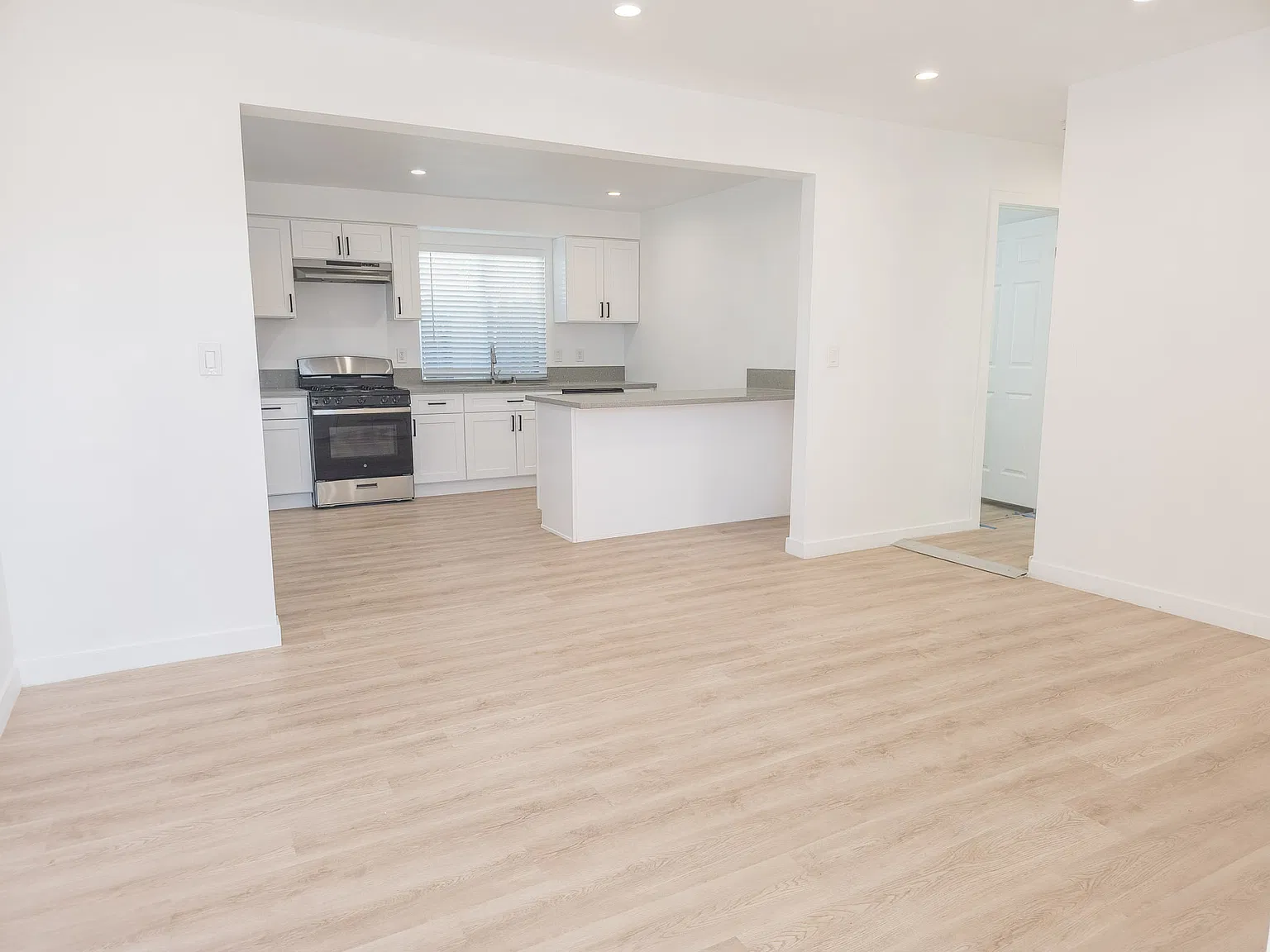 3 bed, 1000 sqft, $3,375 — Photo 1