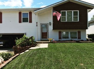 818 Kings Ridge Ct W, West Bend, WI 53090