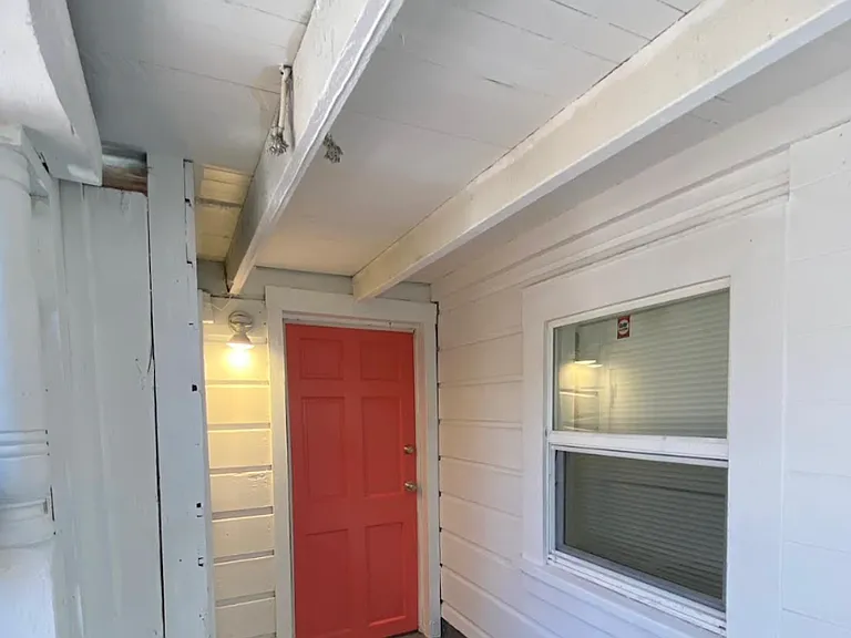 2028 Linden St — Photo 2