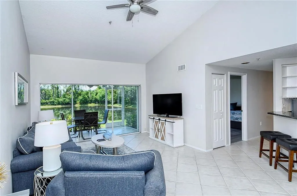 2 bed, 2.0 bath, 1004 sqft, $1,995 — Photo 2