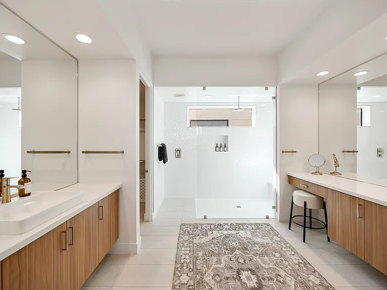 Master Suite 1 Bathroom