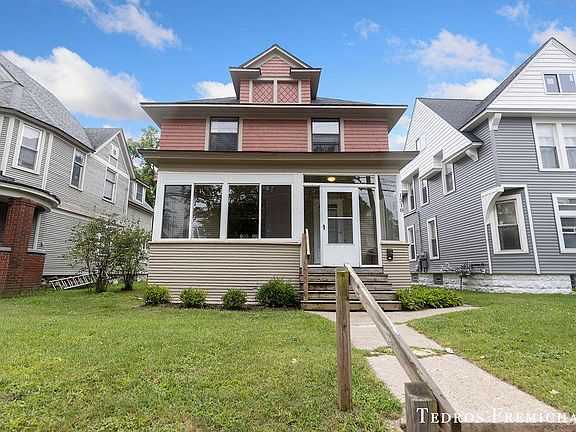 3rd image of 1318 Wealthy St SE