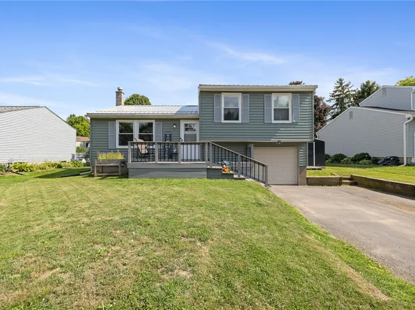49 Coachlight Cir, Farmington, NY 14425