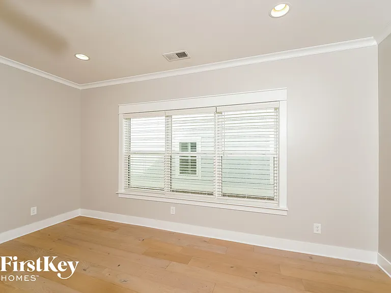 1320 Shades Ter — Photo 3