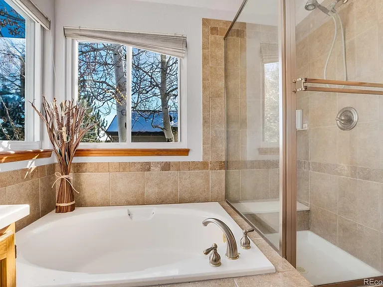15581 Flowerhill Cir — Photo 21