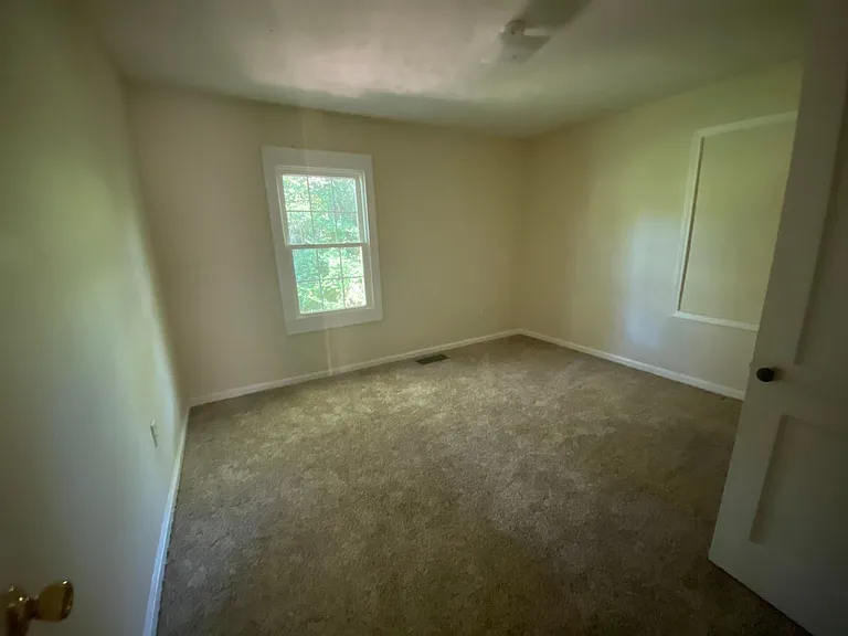 302 Oak St — Photo 3