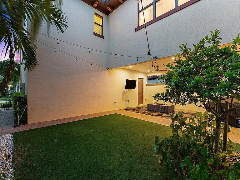 1077 Faulkner Ter — Photo 64