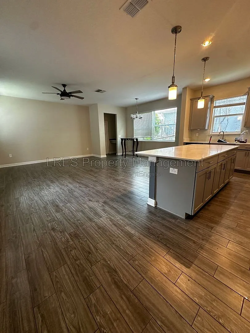 4 bed, 3.5 bath, 2600 sqft, $3,195 — Photo 3