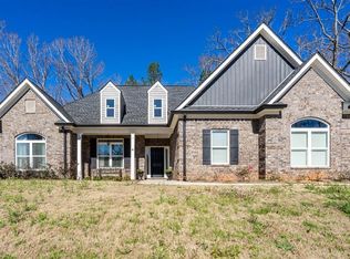 102 Old Oak Dr, Forsyth, GA 31029