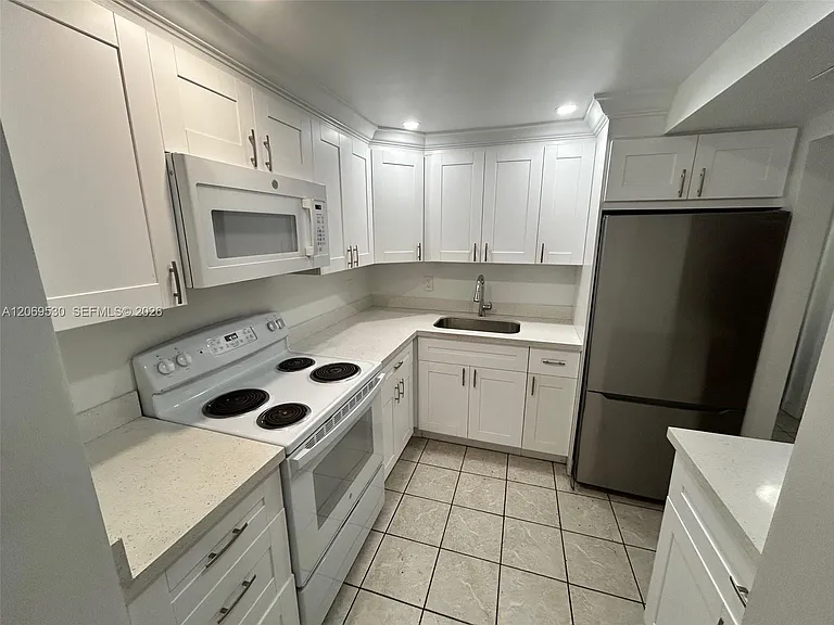 815 SW 30th St #J — Photo 4