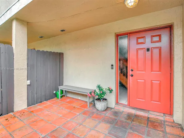 131 SW 96th Ter, Pembroke Pines, FL 33025