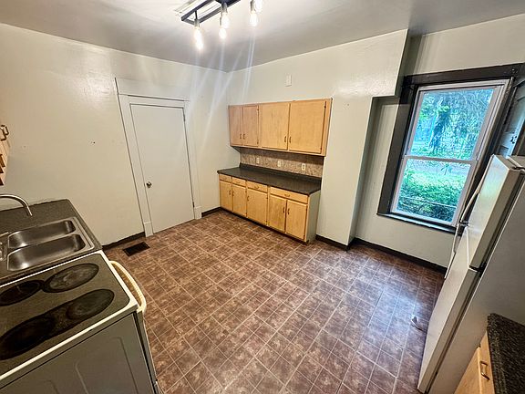 5th image of 921 W 7th St #1