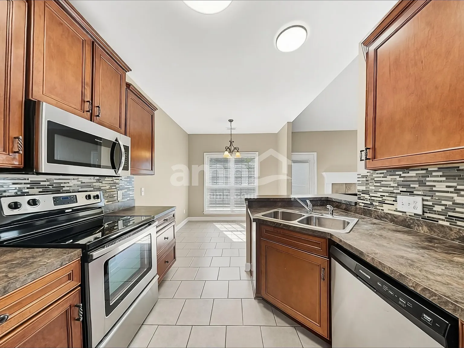 3 bed, 2.0 bath, 2160 sqft, $2,660 — Photo 3