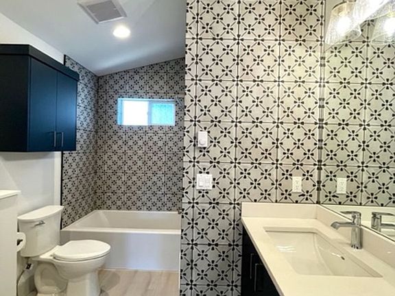 4th image of 1355 NW Hartford Ave #1