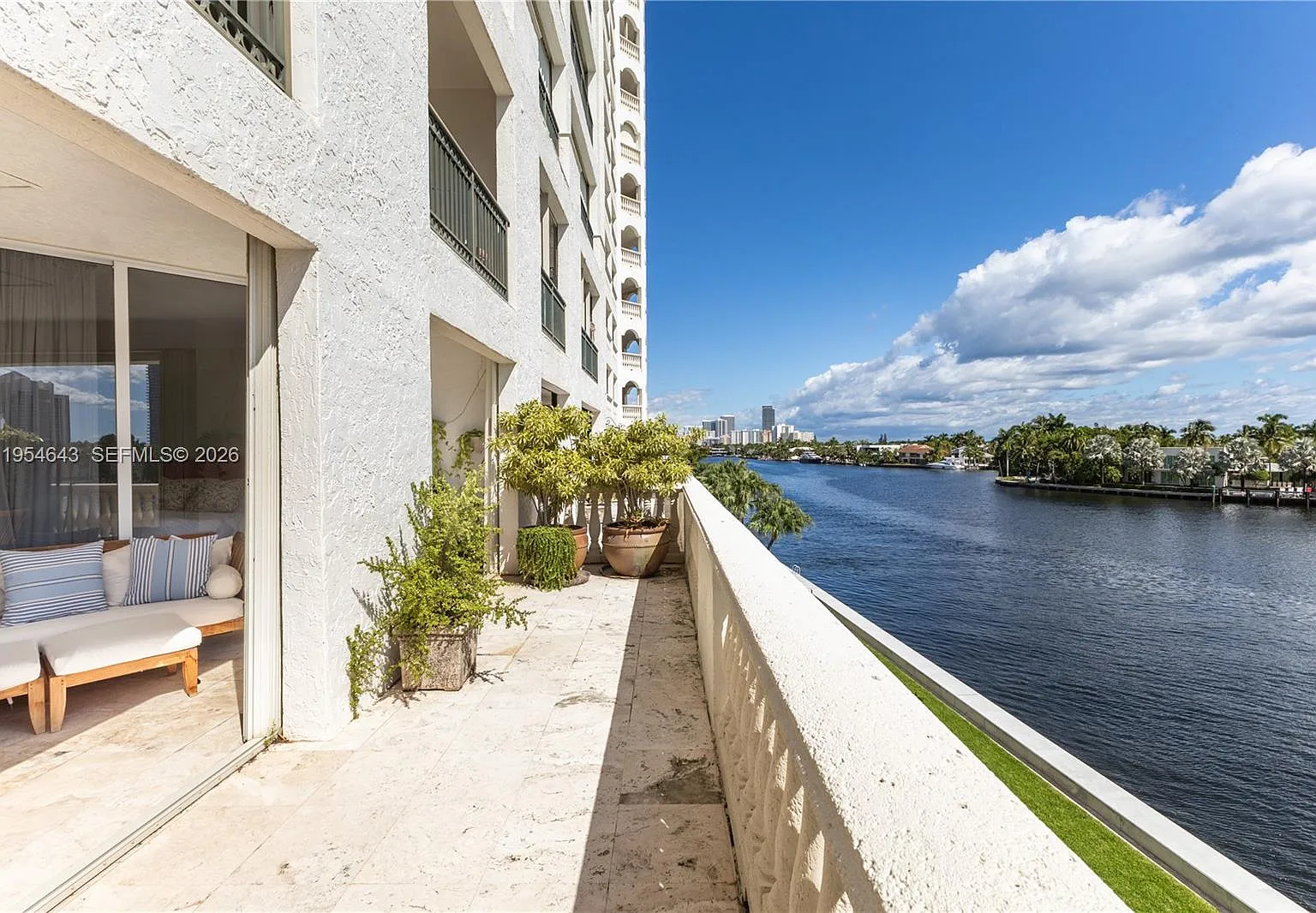 Bella Vista Mid Rise Nort — Photo 1
