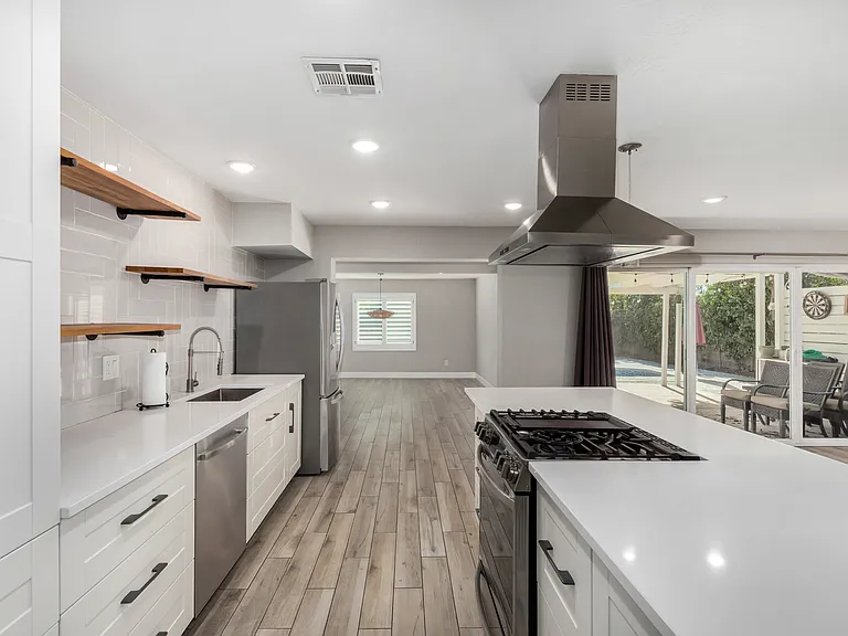 429 W Flower St — Photo 14
