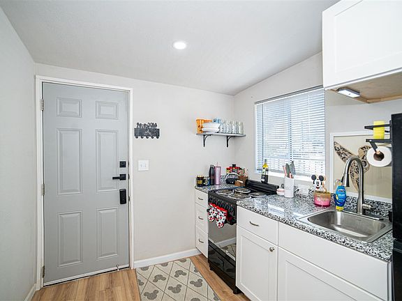 5th image of 560 S 15th Ave