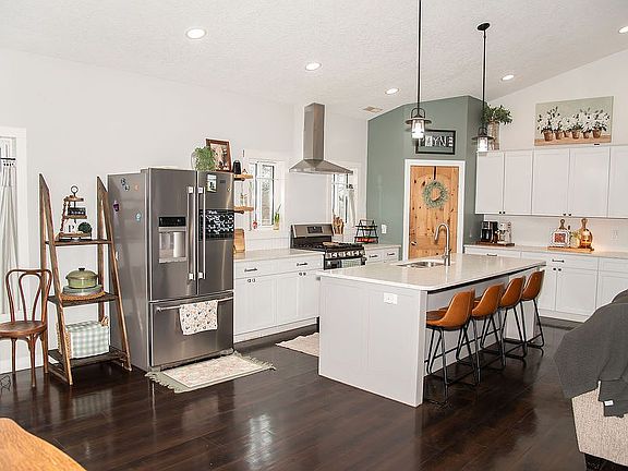 4th image of 4818 Lake Rd