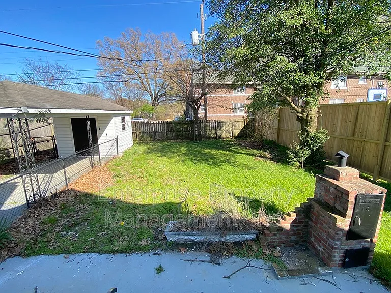 414 N Willett St — Photo 30