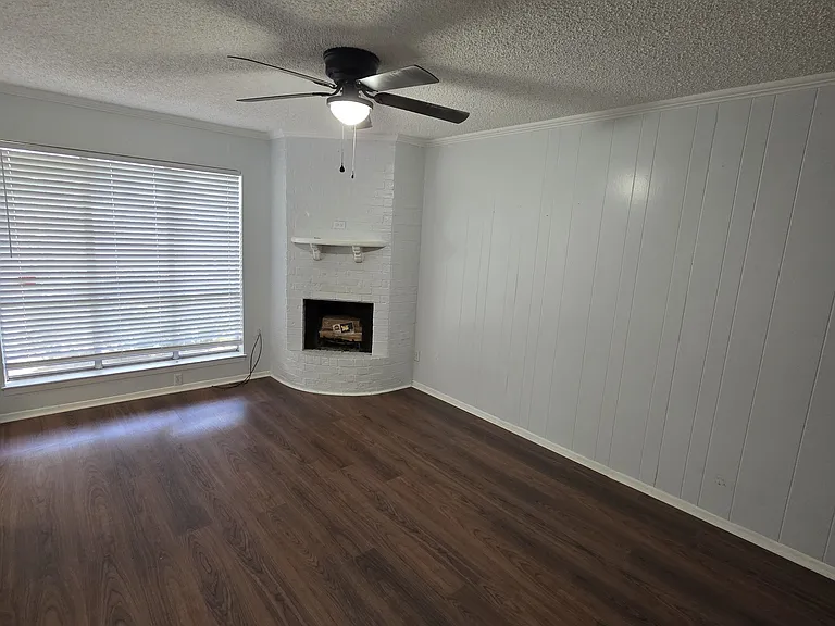 406 Hollyhill Ln — Photo 3