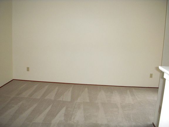 3rd image of 309 Creekview Ct