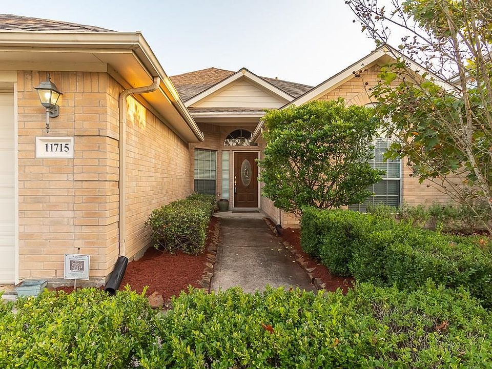 A manicured entry to the front door.