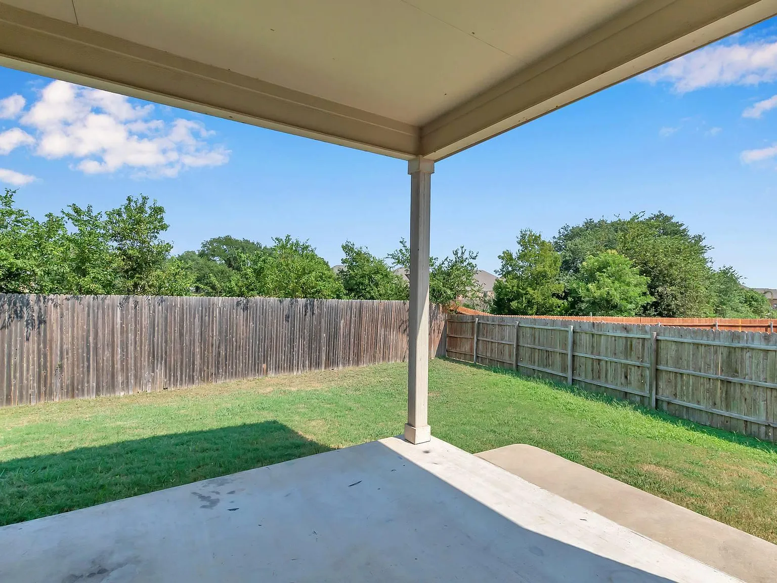 4 bed, 2.0 bath, 1975 sqft, $2,350 — Photo 4