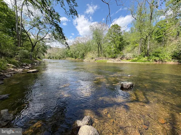 Walnut Tree Ln, Paw Paw, WV 25434
