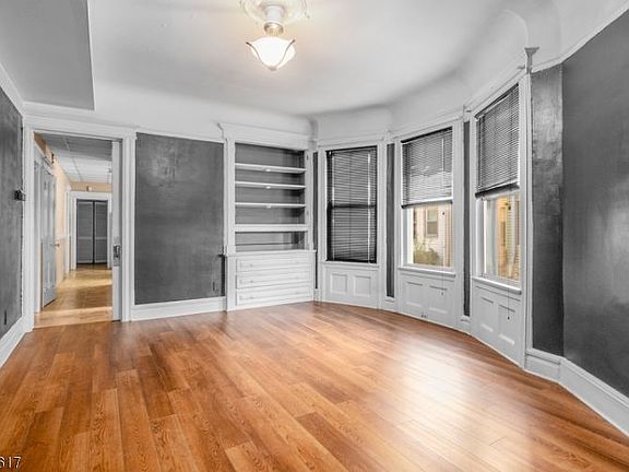 4th image of 250 New York Ave