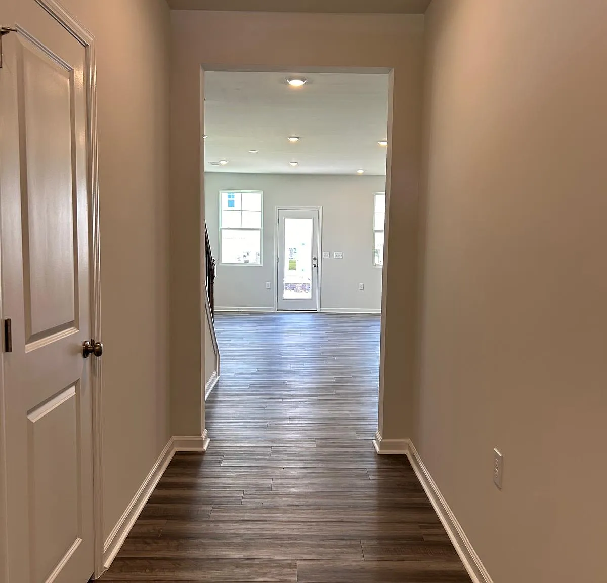 3 bed, 2.5 bath, 1800 sqft, $2,050 — Photo 3