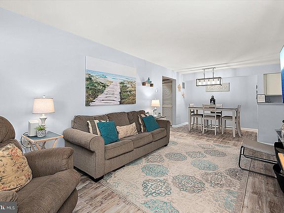 3rd image of 208 N Heron Dr #208163