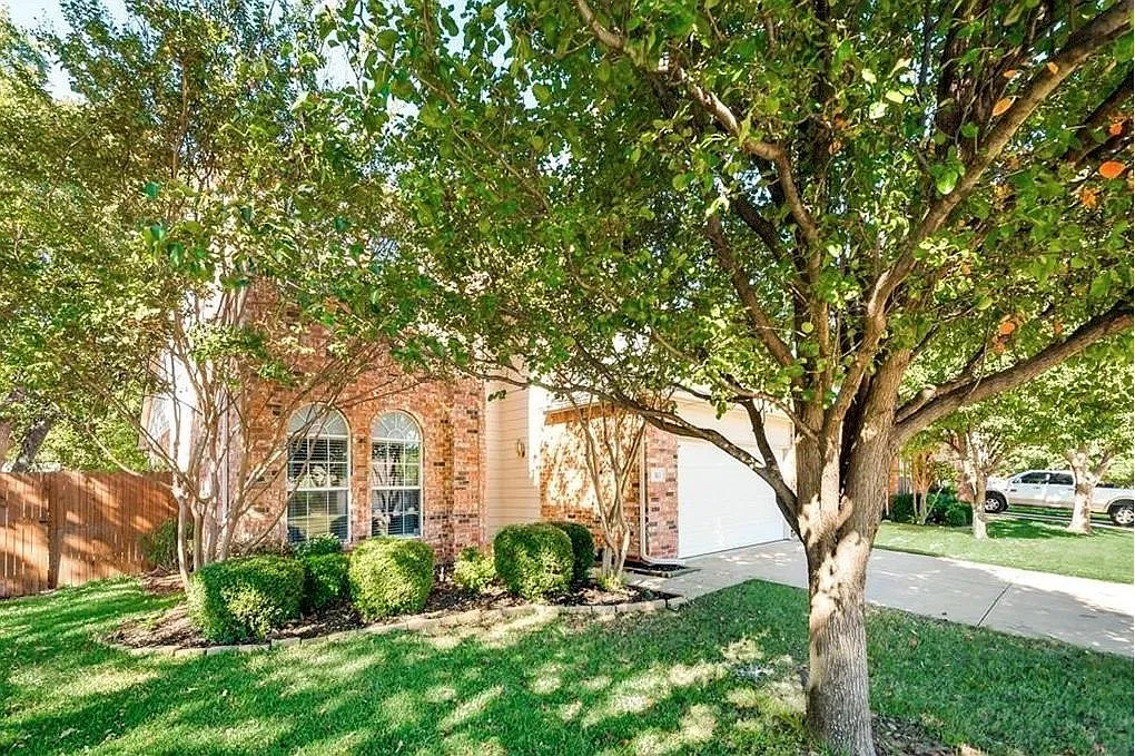 4 bed, 2.5 bath, 2411 sqft, $2,750 — Photo 2