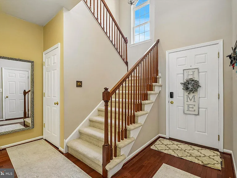 390 Auburn Ct — Photo 2