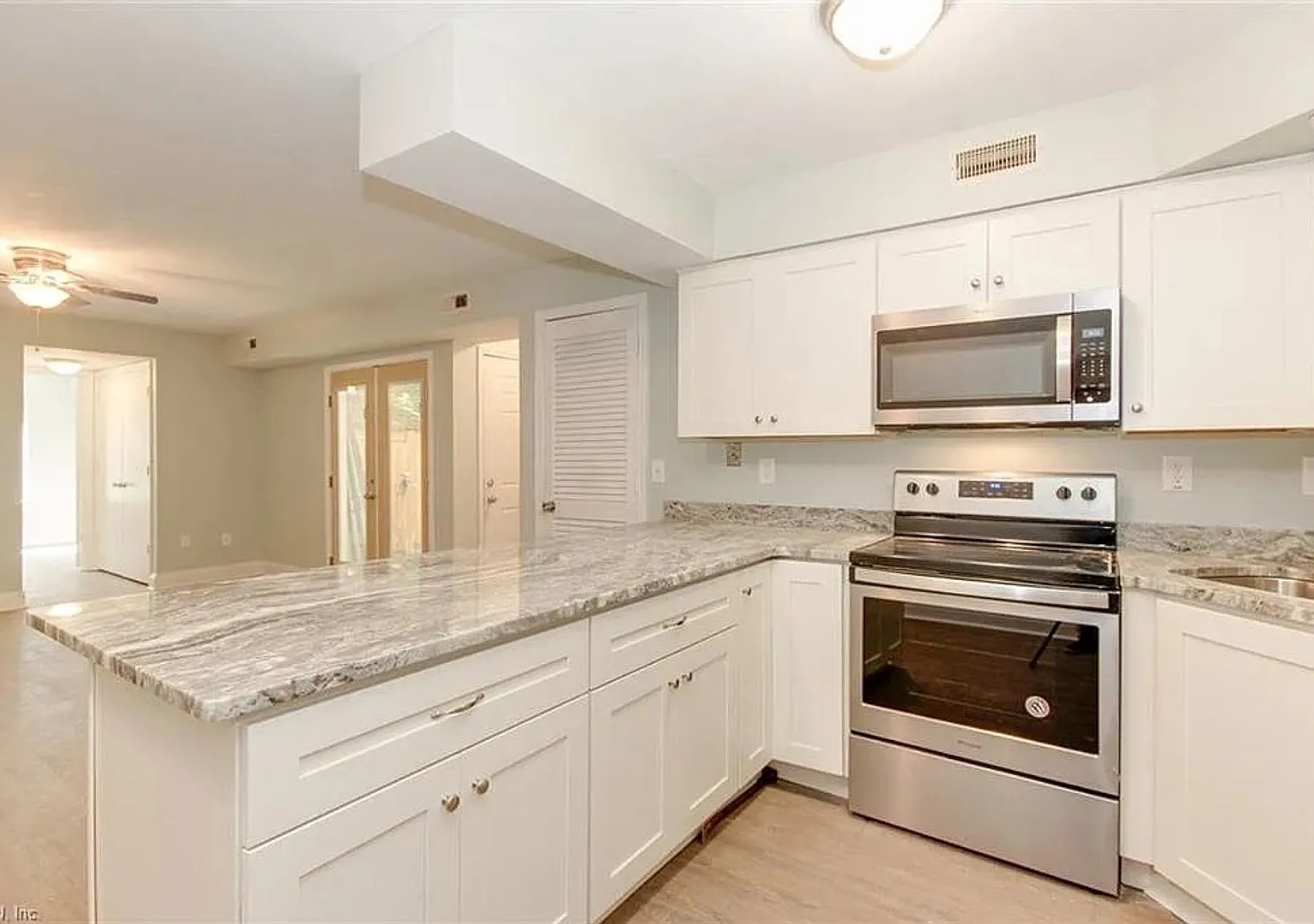 2 Bed Beach Property For Rent — Photo 1