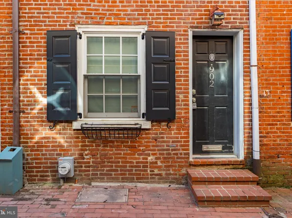 902 Waverly St, Philadelphia, PA 19147