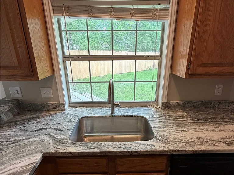 1208 Bayou Woods Dr — Photo 10