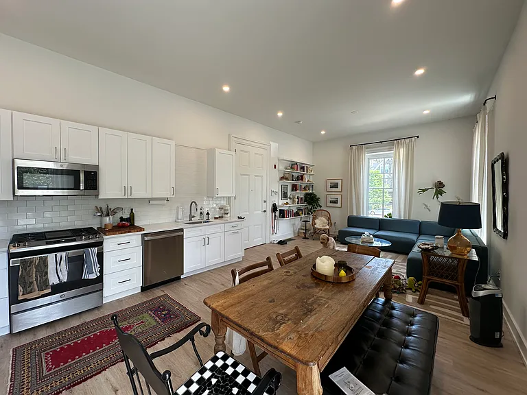 231 W Johnson Street — Photo 21