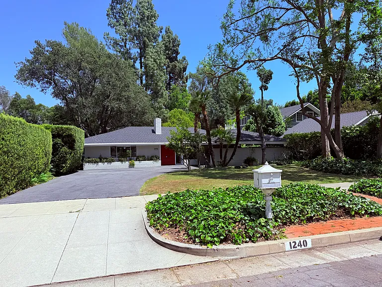 1240 Wellington Ave — Photo 1