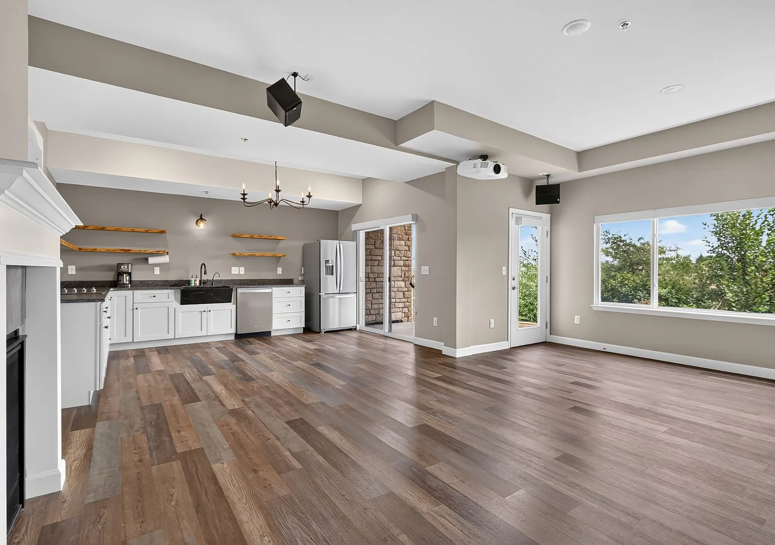 Updated 3BD/3BA Townhome: Quartz Counters, Full Basement Suite/Home Theater, Central A/C — Photo 3