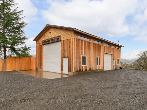 2121 Circle Dr, Roseburg, OR 97471