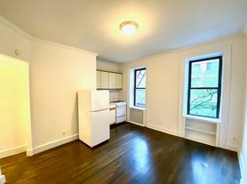 243 E 39th St