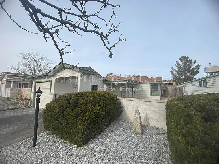 4733 Platinum Dr NE — Photo 2