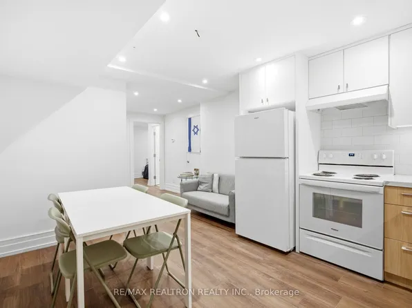 220 Hillhurst Blvd, Toronto, ON