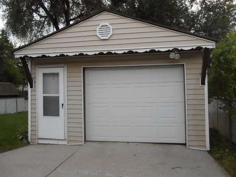 2302 N Clinton St — Photo 2