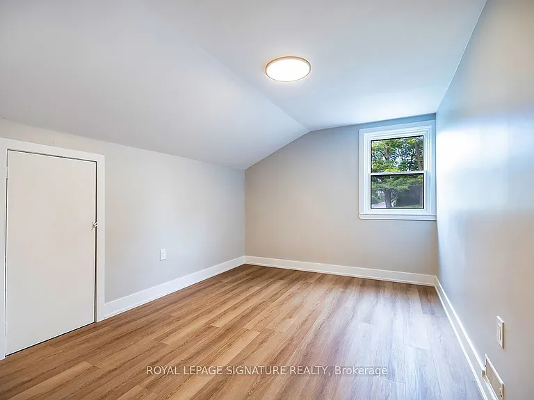 688 Aylmer St N — Photo 15