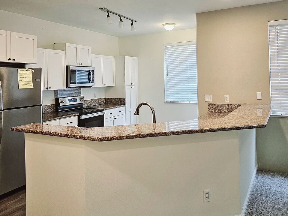 Spacious kitchen!! Enjoy breakfast at the countertop/bar area! Stainless steel fridge, oven, microwave, and dishwasher!