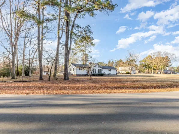200 Hermitage Ln, Mount Olive, NC 28365