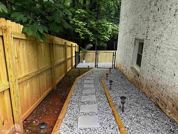 4th image of 3938 Menlo Dr #B