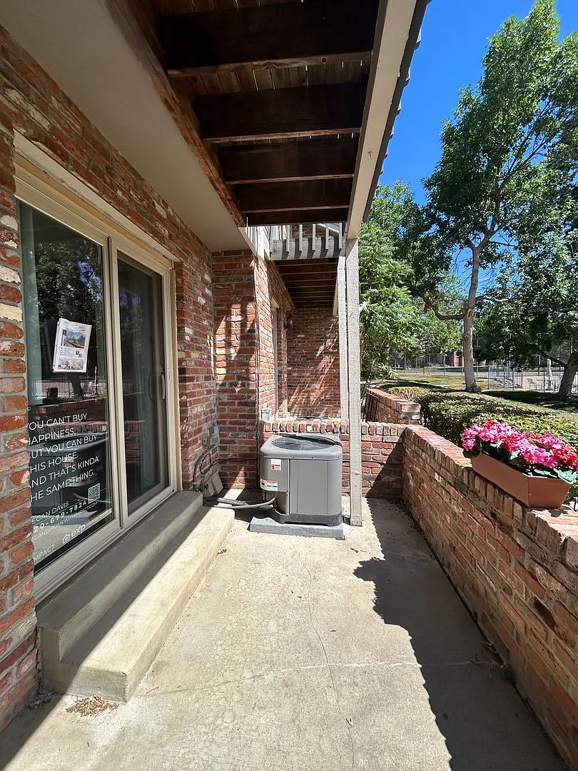 Beautiful Townhome in Southeast Aurora - Perfect Location!! — Photo 4