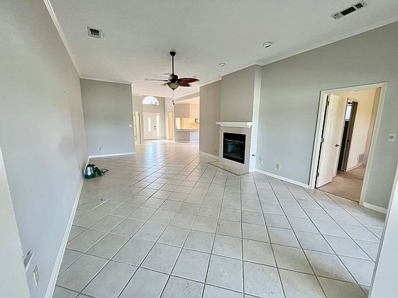 5th image of 4076 Longwood Cir